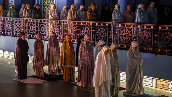 Kejar Lailatul Qadar, Jamaah Khusyuk Iktikaf di Masjid Agung Sunan Bonang