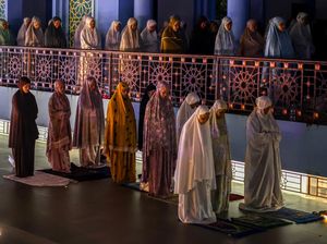 Kejar Lailatul Qadar, Jamaah Khusyuk Iktikaf di Masjid Agung Sunan Bonang