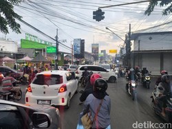 Supeltas dan Lampu Merah Mati Bikin Simpang Menganti Gresik Macet Horor