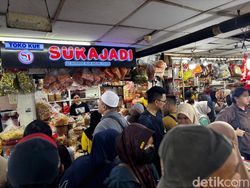 Jelang Lebaran, Toko Kue Kering di Pasar Jatinegara Diserbu Pembeli!
