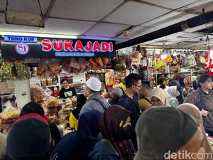 Jelang Lebaran, Toko Kue Kering di Pasar Jatinegara Diserbu Pembeli!