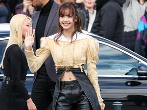Gaya Lisa BLACKPINK Pamer Pusar di Louis Vuitton Paris Fashion Week 2026