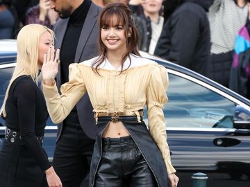 Gaya Lisa BLACKPINK Pamer Pusar di Louis Vuitton Paris Fashion Week 2026