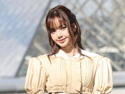 Adu Gaya Personel BLACKPINK di Paris Fashion Week 2026, Lisa Pamer Pusar