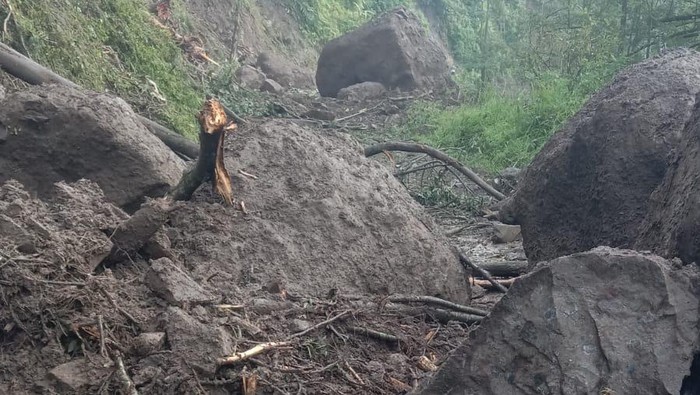 Longsor Bukit Jepara Menutup Jalan, Warga Harus Mencari Jalur Alternatif