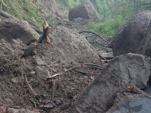 Bukit di Jepara Longsor, Batu-batu Besar Tutupi Jalan