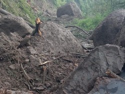 Bukit di Jepara Longsor, Batu-batu Besar Tutupi Jalan