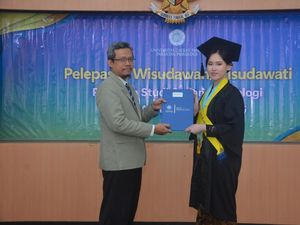 Jadi Lulusan S1 Tercepat di UGM, Ini Strategi Kuliah Marlyn