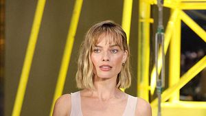Foto: Margot Robbie Pamer Rambut Bob Pendek di Paris Fashion Week