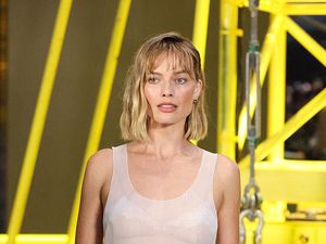 Foto: Margot Robbie Pamer Rambut Bob Pendek di Paris Fashion Week