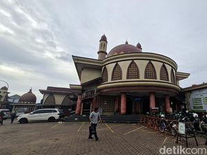 Masjid Baiturrahman, Si Masjid Merah nan Ikonik di Depok