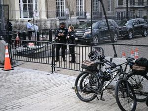 Mobil Tabrak Barikade Gerbang Gedung Putih AS, Pengemudi Ditahan