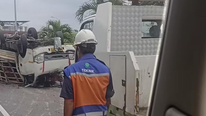 Mobil terbalik di tol makassar gegara pecah ban.