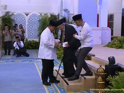 Momen Prabowo Bantu Quraish Shihab Turun dari Panggung Usai Ceramah