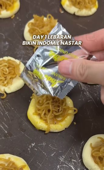 Nastar unik menggunakan topping Indomie goreng atau bentuk bebek.