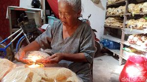 Potret Keikhlasan Nenek Penjual Krupuk di Blitar Tertipu Uang Mainan