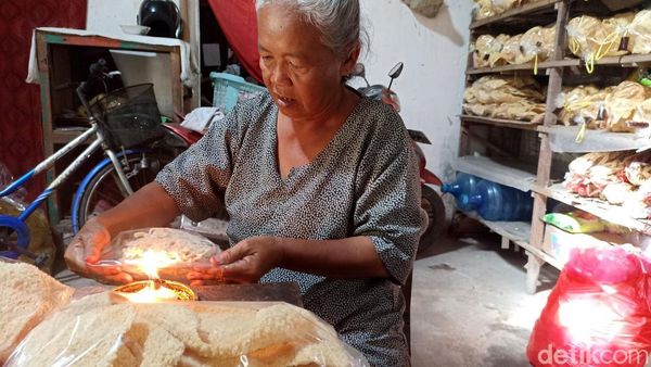 Potret Keikhlasan Nenek Penjual Krupuk di Blitar Tertipu Uang Mainan