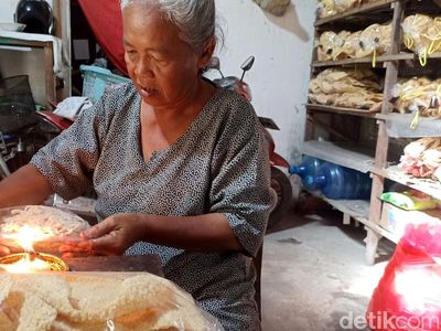 Potret Keikhlasan Nenek Penjual Krupuk di Blitar Tertipu Uang Mainan
