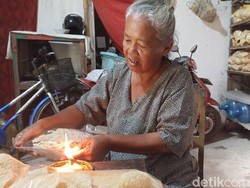 Pelajaran Ikhlas dari Nenek Penjual Kerupuk di Blitar Tertipu Uang Mainan