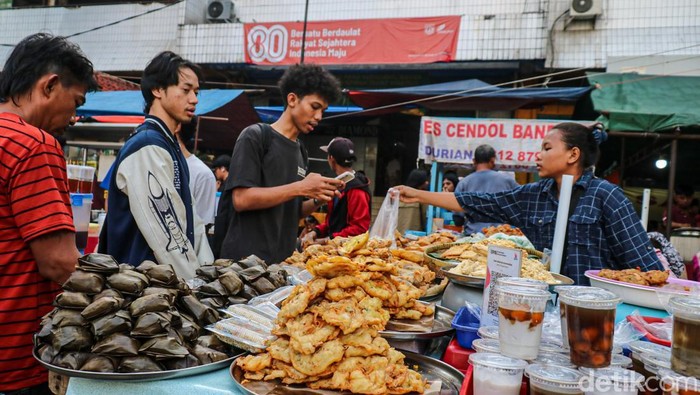 Sejumlah warga berburu hidangan berbuka puasa (takjil) di Pasar Rawamangun, Jalan Pinang Raya Rawamangun, Pulo Gadung, Jakarta Timur. Menjelang waktu berbuka, kawasan ini dipadati warga yang datang untuk mencari aneka makanan dan minuman khas Ramadan.