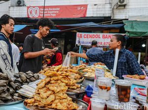 Pasar Rawamangun Jadi Destinasi Favorit Warga Berburu Takjil