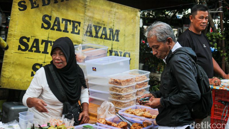 Sejumlah warga berburu hidangan berbuka puasa (takjil) di Pasar Rawamangun, Jalan Pinang Raya Rawamangun, Pulo Gadung, Jakarta Timur. Menjelang waktu berbuka, kawasan ini dipadati warga yang datang untuk mencari aneka makanan dan minuman khas Ramadan.
