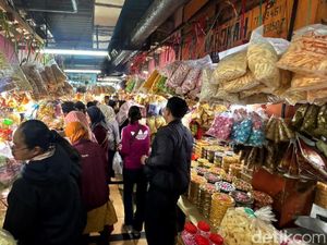 Antuasias Warga Berburu Kue Kering Lebaran di Pasar Wonokromo