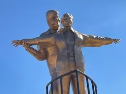 Ini Dia Pembuat Patung Titanic Trump-Epstein yang Muncul di Washington