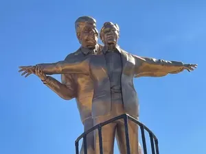 Kocak Banget! Patung Trump dan Jeffrey Epstein Pelukan Seperti di Titanic