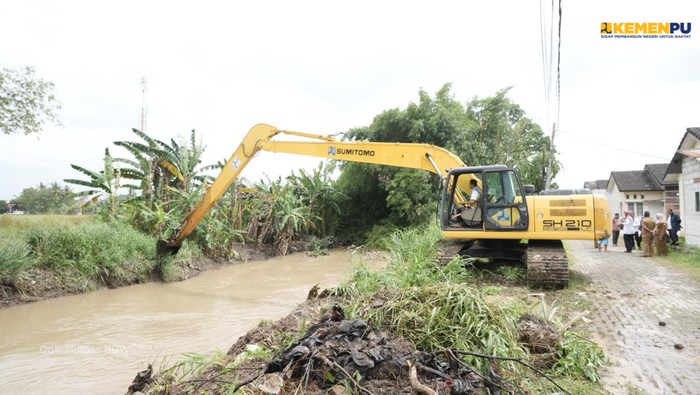 BBWS C3 Keruk Sungai Cigeplak Mengatasi Banjir di Grand Sutera