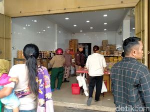 Jelang Lebaran, Warga Serbu Toko Kue Kering di Kota Binjai