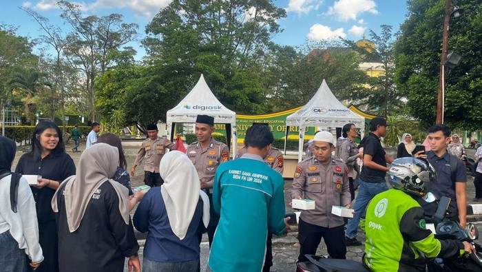 Polri 'Ngabuburit' di Kampus Pekanbaru: Bagi Takjil ke Mahasiswa