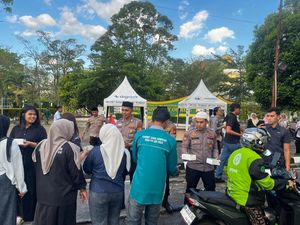 Polda Riau Ngabuburit di Kampus, Bagi-bagi Takjil ke Mahasiswa