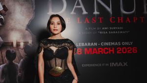 Gaya Prilly Latuconsina di Premier Film, Tampil Bold Bergaun Hitam Menerawang