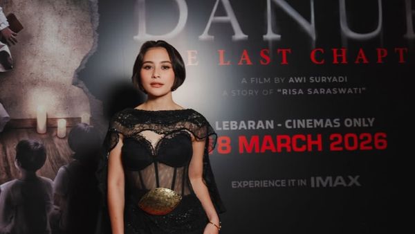 Gaya Prilly Latuconsina di Premier Film, Tampil Bold Bergaun Hitam Menerawang