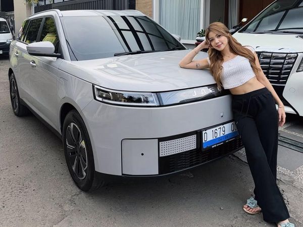 Mantul! Regina Phoenix Beli Mobil Ketiga