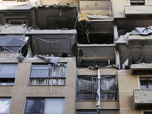 Dihantam Rudal, Gedung Apartemen di Lebanon Bolong di Tengah