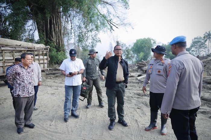 BNPP Kirim Ekskavator untuk Bersihkan Jalan Pasca Banjir Aceh