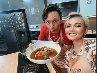 Serunya Rina Nose Ikut Masak dan Menikmati Hidangan Buatan Suami