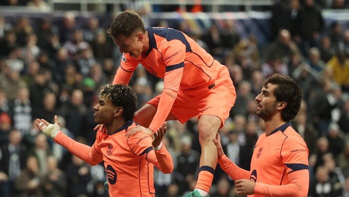 Soccer Football - UEFA Champions League - Round 16 - First Leg - Newcastle United v FC Barcelona - St James Park, Newcastle, Britain - March 10, 2026 FC Barcelonas Lamine Yamal celebrates scoring their first goal with Marc Casado and Ferran Torres 