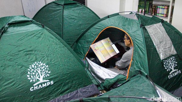 Tenda Iktikaf Warnai Malam Ramadan di Masjid Al-Falah Bassura