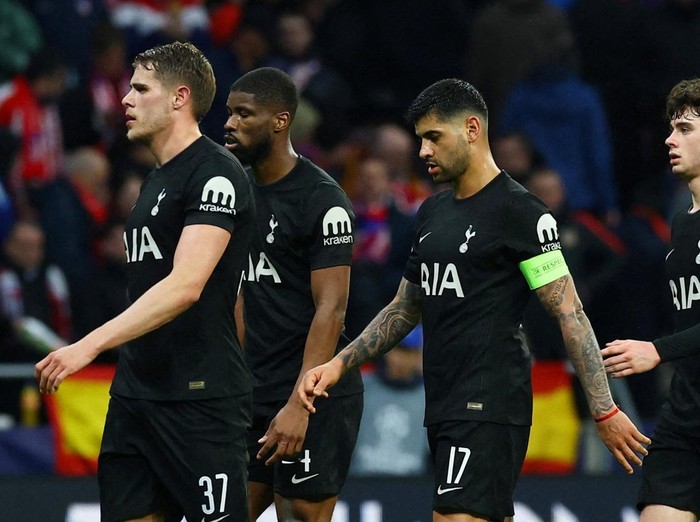 Soccer Football - UEFA Champions League - Round of 16 - First Leg - Atletico Madrid v Tottenham Hotspur - Riyadh Air Metropolitano, Madrid, Spain - March 10, 2026 Tottenham Hotspur's Micky van de Ven, Kevin Danso, Cristian Romero and Archie Gray at the end of the first half Action Images via Reuters/Matthew Childs     TPX IMAGES OF THE DAY