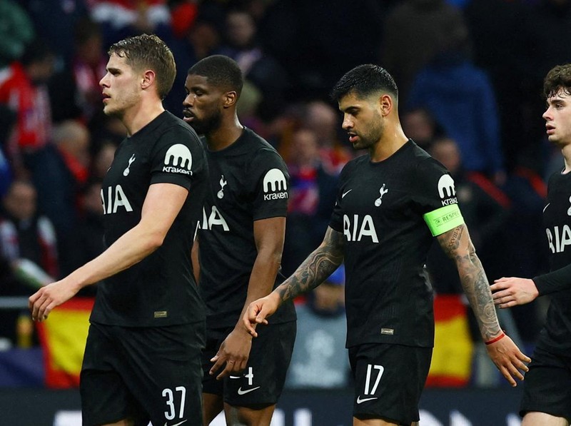 Soccer Football - UEFA Champions League - Round of 16 - First Leg - Atletico Madrid v Tottenham Hotspur - Riyadh Air Metropolitano, Madrid, Spain - March 10, 2026 Tottenham Hotspur's Micky van de Ven, Kevin Danso, Cristian Romero and Archie Gray at the end of the first half Action Images via Reuters/Matthew Childs     TPX IMAGES OF THE DAY
