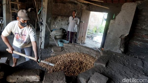 Tradisional Produksi Kacang Gorengan Pasir di Jombang Laris Manis