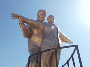 Video: Patung Trump Mesra Bareng Epstein di Washington DC