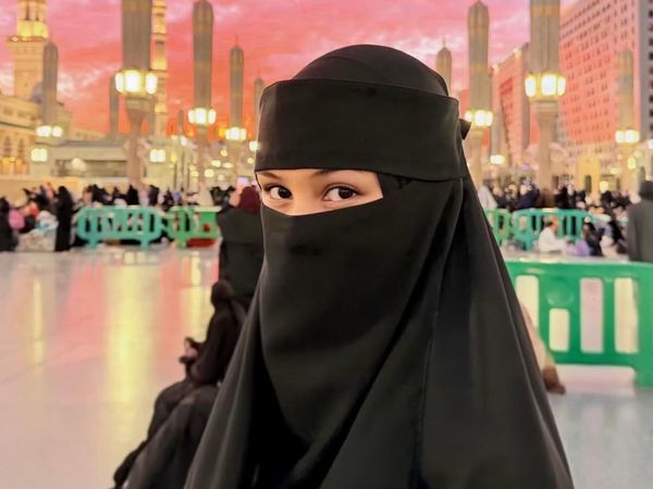 Potret Vanesha Prescilla Umrah, Tampil Beda Dengan Hijab & Cadar