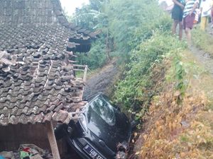Ford Fiesta Nyemplung-Hantam Rumah Warga di Ungaran gegara Google Maps