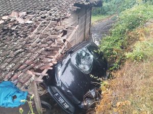 Niat Cari Jalur Alternatif, Mobil Terperosok ke Rumah Warga gegara Ikuti Google Maps