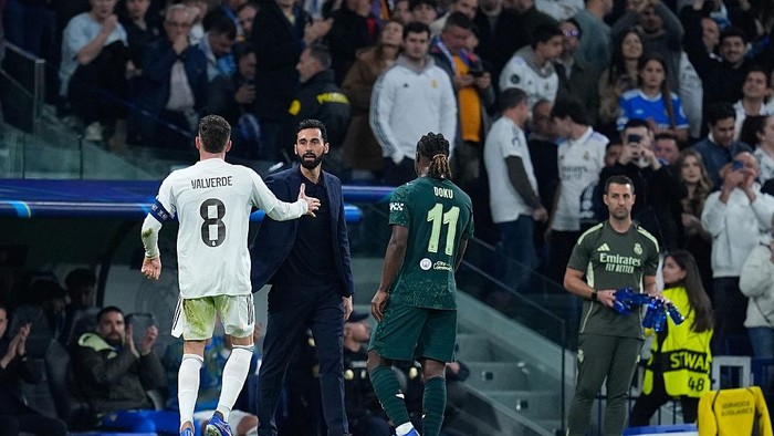 MADRID, SPAIN - MARCH 11: Federico Valverde of Real Madrid CF celebrates a goal with Alvaro Arbeloa, head coach of Real Madrid during the UEFA Champions League 2025/26 Round of 16 First Leg match between Real Madrid C.F. and Manchester City at Bernab