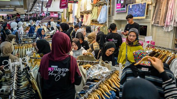 Antusias Warga Bandung Belanja Pakaian Jelang Lebaran